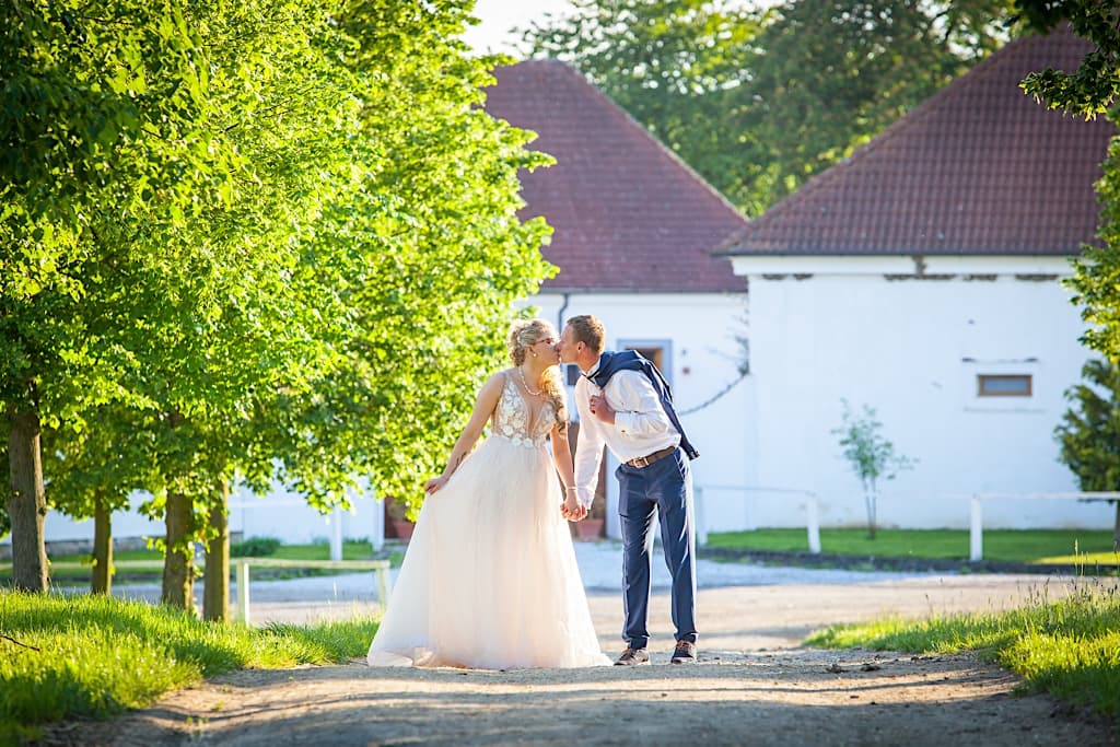 svatebni-par-davajici-si-pusu-na-ceste