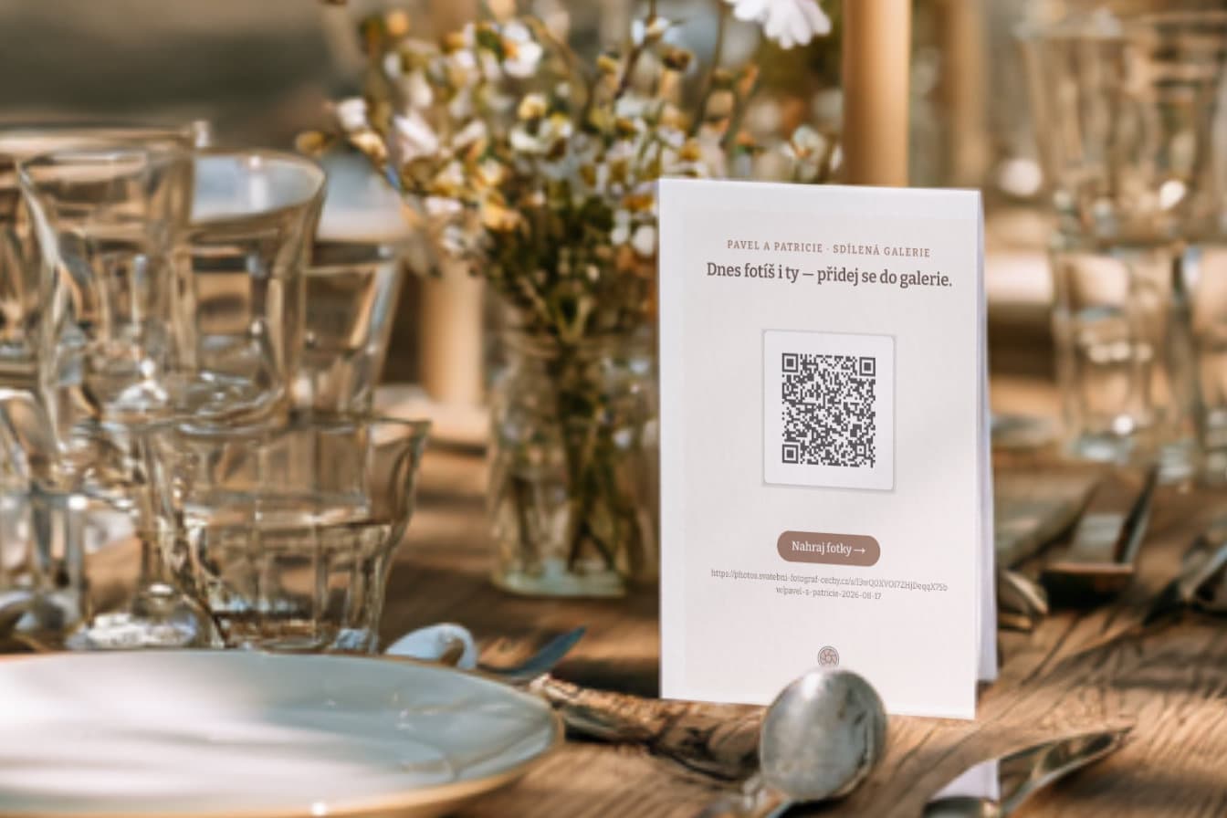 Kartička s QR kódem pro sdílení fotek od hostů na svatebním stole