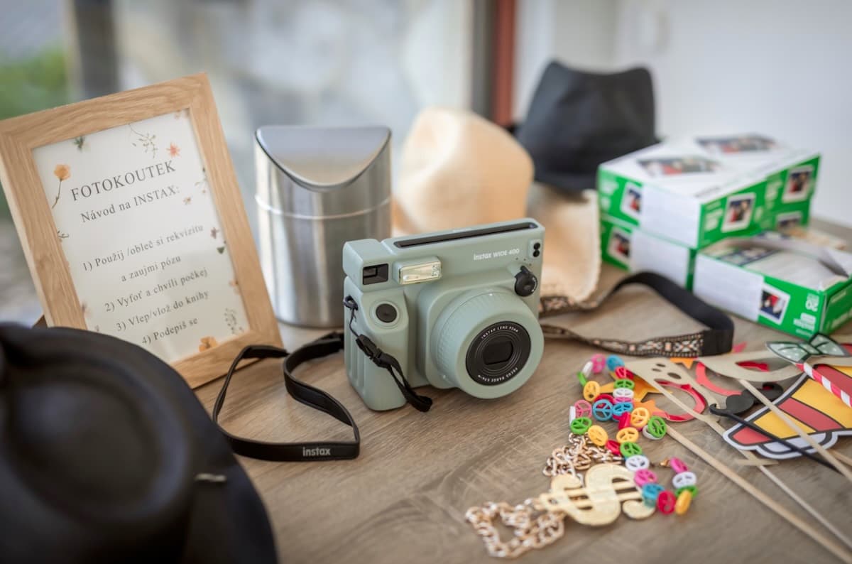 Rozjeďte zábavu na vaší svatbě: Svatební fotokoutek s Instaxem Wide 400 pro nezapomenutelné okamžiky!